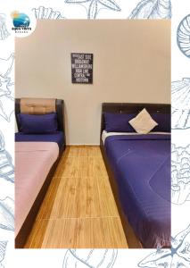 カンプング・メラングにあるAqua Vista Merangのベッド2台 壁に看板が付いた部屋 +51枚の写真