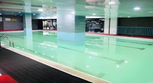 a large swimming pool with a glass wall at Lavande Hotel Bengbu Wanda Nanxiang Plaza in Bengbu