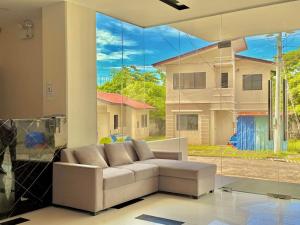 Posezení v ubytování Luxe Bed Free Wi-Fi Netflix Pool Gym Near Airport and Mactan Newtown