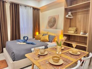 Postel nebo postele na pokoji v ubytování Luxe Bed Free Wi-Fi Netflix Pool Gym Near Airport and Mactan Newtown + 105 fotografií