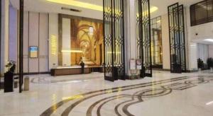 un grand bâtiment avec un hall d'entrée en spirale dans l'établissement Venus Royal Hotel Anhui Tongcheng Tongguoxiushui, à Wangguolu