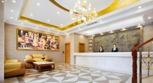 a lobby with a waiting room with a mirror at Vienna Hotel Guangdong Huidong Herung Pedestrian Street in Huidong