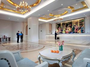 a group of people standing in a lobby at Vienna Hotel Jiangxi Ji'an Yanjingfu in Ji'an