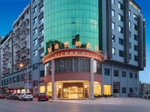 a building with a sign that reads vienna hotel at Vienna Hotel Yongzhou Dong'an High-Speed Railway Station in Guzhuting