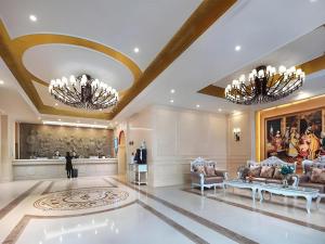 a large living room with two chandeliers at Vienna Hotel Nanjing Zhongshan Mausoleum in Nanjing