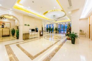 a large lobby with a christmas tree in the middle at Vienna Hotel Nanjing Zhongshan Mausoleum in Nanjing +205 photos