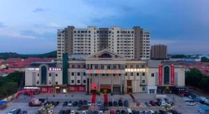a large building with a parking lot in front of it at Vienna Hotel Beijing Changping Science and Technology Park in Beijing