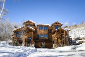 domek z bali w śniegu w lesie w obiekcie Keystone Private Homes by Keystone Resort w mieście Keystone