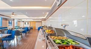 a restaurant with a buffet line with food on it at Green Tree Inn Zhuhai International Airport Huafa Shangdu in Zhuhai