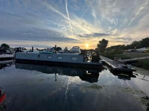 ein Boot liegt an einem Dock mit Sonnenuntergang in der Unterkunft The Royal Marina Escape! in Staines