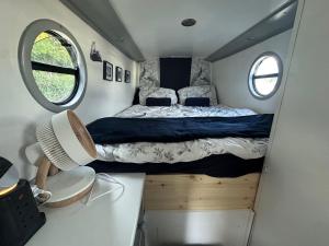 ein Schlafzimmer mit einem Bett in einem winzigen Haus in der Unterkunft The Royal Marina Escape! in Staines