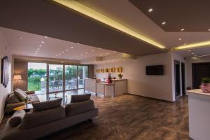 TV a/nebo společenská místnost v ubytování Harmony Hotel