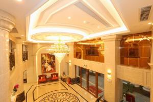 a large lobby with a chandelier in a building at SHANGJINGHAO HOTEL （SAKATA SNOW ELEPHANT SUBWAY STATION SHOP） in Lung Wa