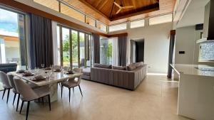 Χώρος καθιστικού στο Botanica Foresta x MonthStayz Thailand