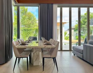 Χώρος καθιστικού στο Botanica Foresta x MonthStayz Thailand