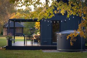 阿达兹Baltrozes的一个黑色的棚子，里面有一张桌子和一个桌子搜索器