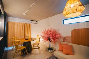 ein Wohnzimmer mit Tisch und Couch in der Unterkunft Otter Stay - Takaoka in Aoichō