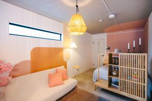 ein Wohnzimmer mit einem Kinderbett und ein Schlafzimmer in der Unterkunft Otter Stay - Takaoka in Aoichō