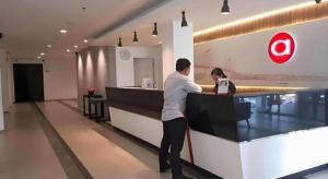 Un hombre de pie en un mostrador de un restaurante. en Amaris Hotel Ambon, en Ambon
