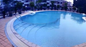 ein großer blauer Pool in einem Gebäude in der Unterkunft Nanning Yongjiang Hotel in Nanning