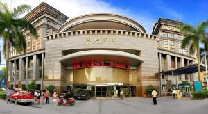ein großes Gebäude, vor dem Menschen stehen in der Unterkunft Nanning Yongjiang Hotel in Nanning