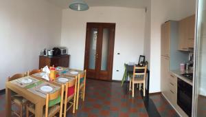 a kitchen and dining room with a table and chairs at New Life in Mestre