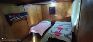 a small room with two beds and a window at Cabaña los Juanes, Jardin Antioquia in Jardin