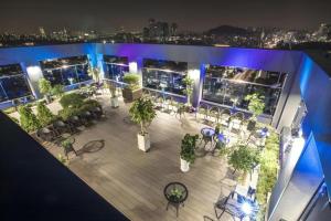 ソウルにあるCS Premier Hotelのパティオ(テーブル、椅子付)のオーバーヘッドビュー
