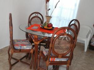 una mesa con sillas y un bol de fruta en ella en Exhaciendas Puerto Vallarta, en Puerto Vallarta