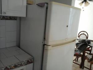 refrigerador congelador blanco sentado en una cocina en Exhaciendas Puerto Vallarta, en Puerto Vallarta