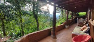 a screened in porch with a view of the forest at Cabaña los Juanes, Jardin Antioquia in Jardin
