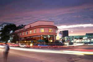 a building on the side of a street at night at Kactus Lodge in Pointe-Noire