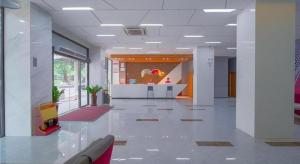 a room with a lobby with a reception desk in it at Borrman Hotel Zhaoqing Sihui Tianguangxu Jade City in Zhaoqing