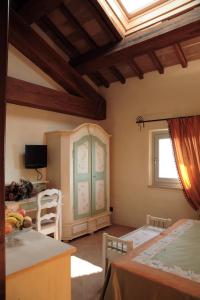 Canonica di Corteranzo tesisinde bir odada yatak veya yataklar