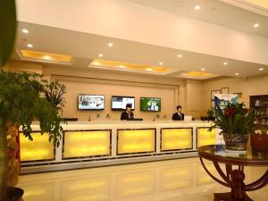 dos personas sentadas en un bar en el vestíbulo en GreenTree Inn Anhui Xuancheng Ningguo NinGYAng East Road Darunfa Branch, en Xuanzhou