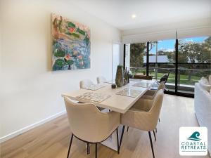 a dining room with a table and chairs at Rilley Retreat Inverloch, Luxe Townhouse Near Beach in Inverloch