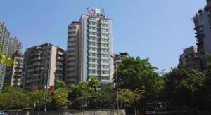 ZigongにあるJinjiang Inn Zigong Tongxing Road Branchの街の真ん中にある高層ビル