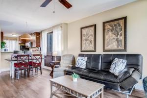 Φωτογραφία από το άλμπουμ του Private Lanai! - AC -5 minute walk from beach! σε Lahaina