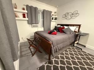 een slaapkamer met een bed met rode kussens erop bij Short Walk to Raymond James Stadium in Tampa