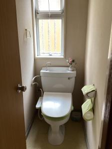 a small bathroom with a toilet and a window at Lemonso - Vacation STAY 19106 in Ichihara