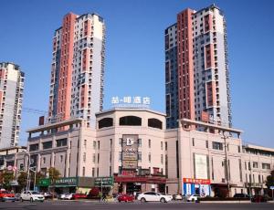 Un edificio con due edifici alti in una città di James Joyce Coffetel·Shanghai Jinshan City Beach Bailian Shopping Center a Nanhui