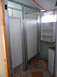 un placard avec deux portes dans une pièce dans l'établissement Hospedaje Glamour, à Machalí