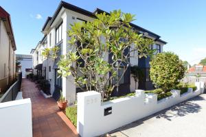 Una casa con árboles a un lado. en Avoca Randwick by Sydney Lodges en Sídney