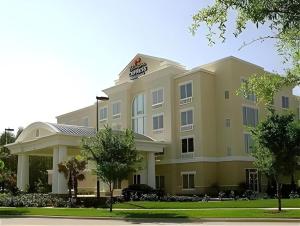 ein Hotelgebäude mit einem Schild darauf in der Unterkunft Holiday Inn Express Hotel & Suites Grand Island By IHG in Grand Island