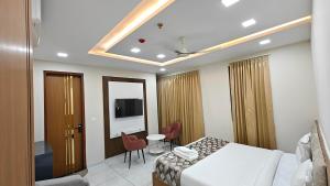 Televiisor ja/või meelelahutuskeskus majutusasutuses Hotel Arsh Rukmani