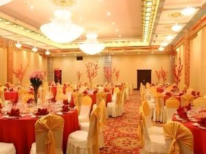 a banquet hall with tables with red and white chairs at Datong Tiangui International Hotel in Datong