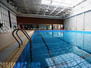 a large indoor swimming pool with aicrobialicrobialicrobial at Maison New Century Hotel Wuyuan Haiyan in Jiaxing