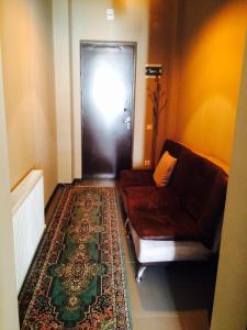 uma sala de estar com um sofá e uma porta em Nana's apartment em Batumi