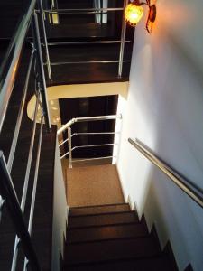 um conjunto de escadas num edifício em Nana's apartment em Batumi