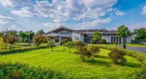 a large house with a lawn in front of it at Linyi Blue Horizon International Hotel Yi He in Linyi
